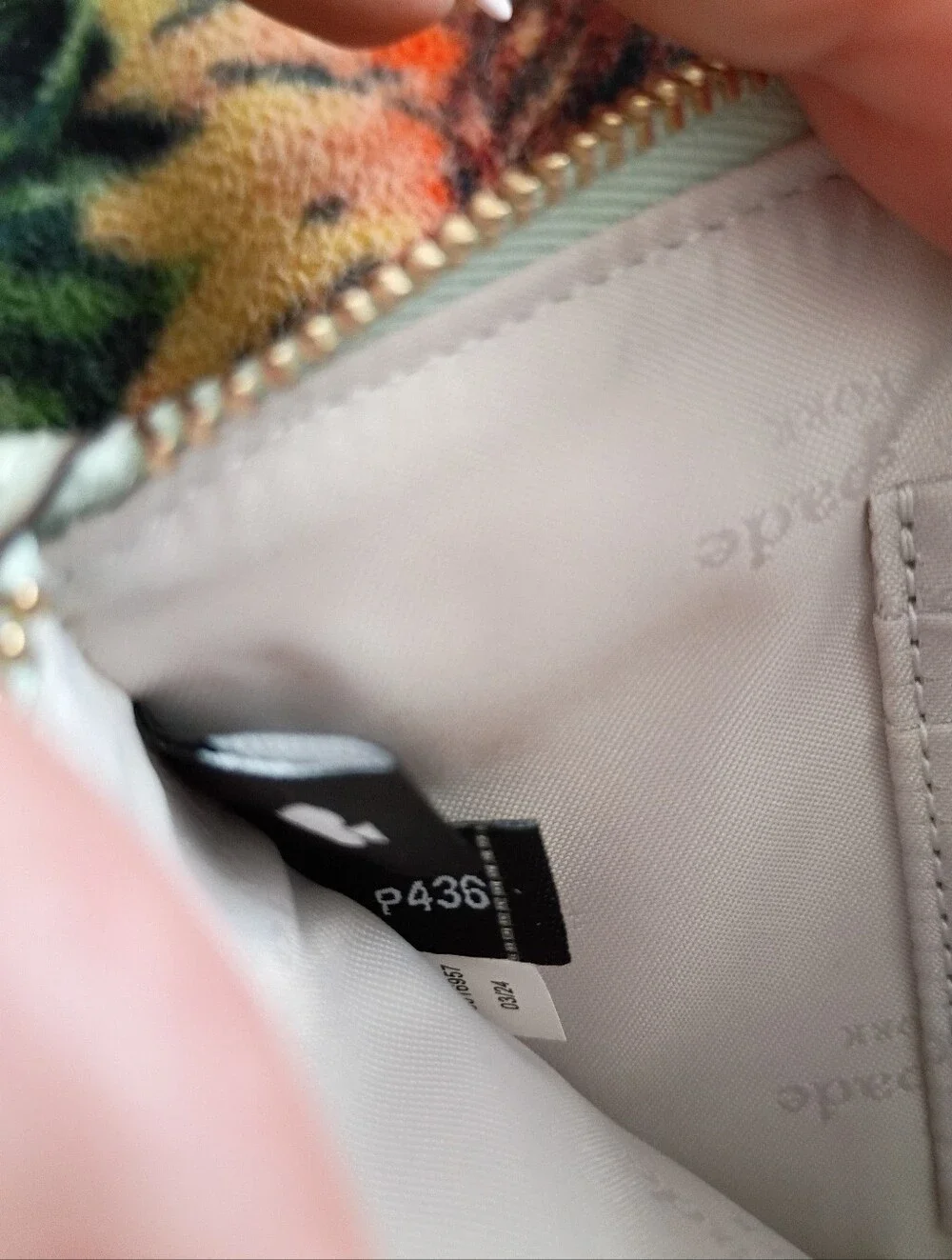 Kate Spade Lucy Day Tripper Daisy Medium L-Zip
